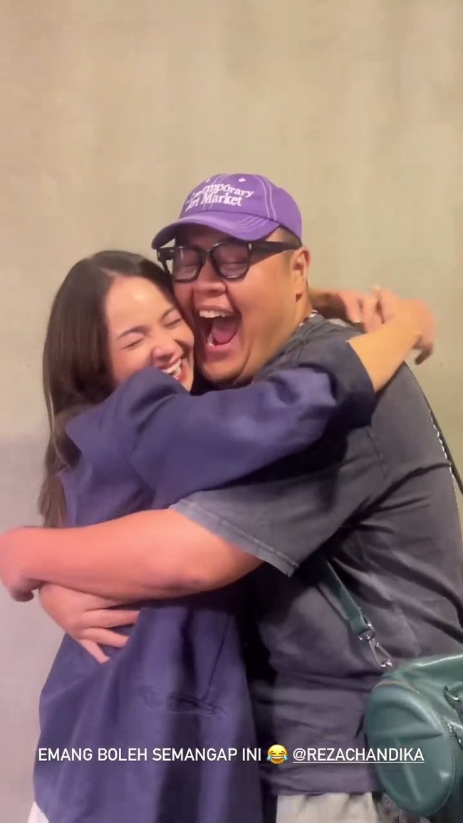 Reza Chandika juga tampak terkejut sekaligus bahagia melihat kepulangan Enzy. Keduanya pun berpelukan untuk melepas kangen. Foto: Instagram/vidialdiano