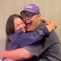 Reza Chandika juga tampak terkejut sekaligus bahagia melihat kepulangan Enzy. Keduanya pun berpelukan untuk melepas kangen. Foto: Instagram/vidialdiano