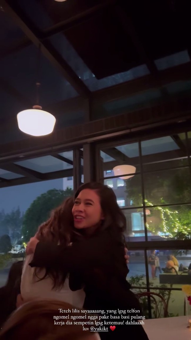 Mengetahui kepulangan Enzy, Yuki Kato langsung meluangkan waktu untuk bertemu dengan sahabatnya tersebut. Sudah lama tak bertemu, keduanya pun langsung berpelukan. Foto: Instagram/enzystoria