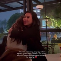 Mengetahui kepulangan Enzy, Yuki Kato langsung meluangkan waktu untuk bertemu dengan sahabatnya tersebut. Sudah lama tak bertemu, keduanya pun langsung berpelukan. Foto: Instagram/enzystoria