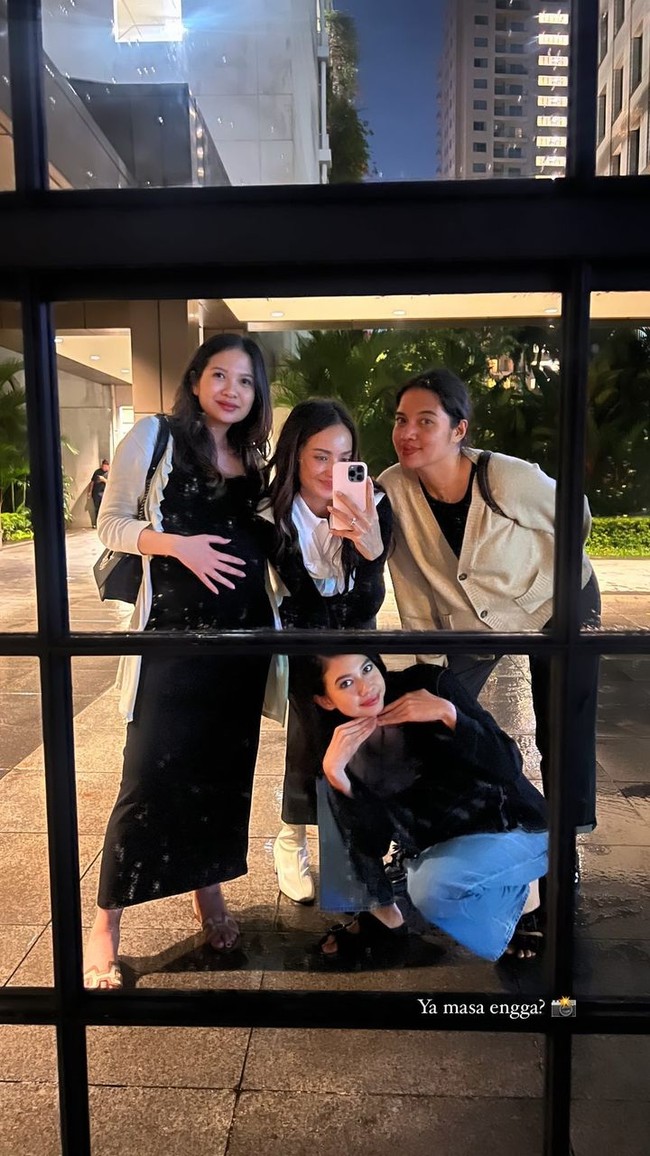 Tak hanya Yuki Kato, beberapa sahabat lain Enzy juga tampak hadir untuk bertemu. Tak lupa mereka mengabadikannya dengan melakukan mirror selfie. Foto: Instagram/enzystoria