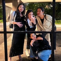 Tak hanya Yuki Kato, beberapa sahabat lain Enzy juga tampak hadir untuk bertemu. Tak lupa mereka mengabadikannya dengan melakukan mirror selfie. Foto: Instagram/enzystoria