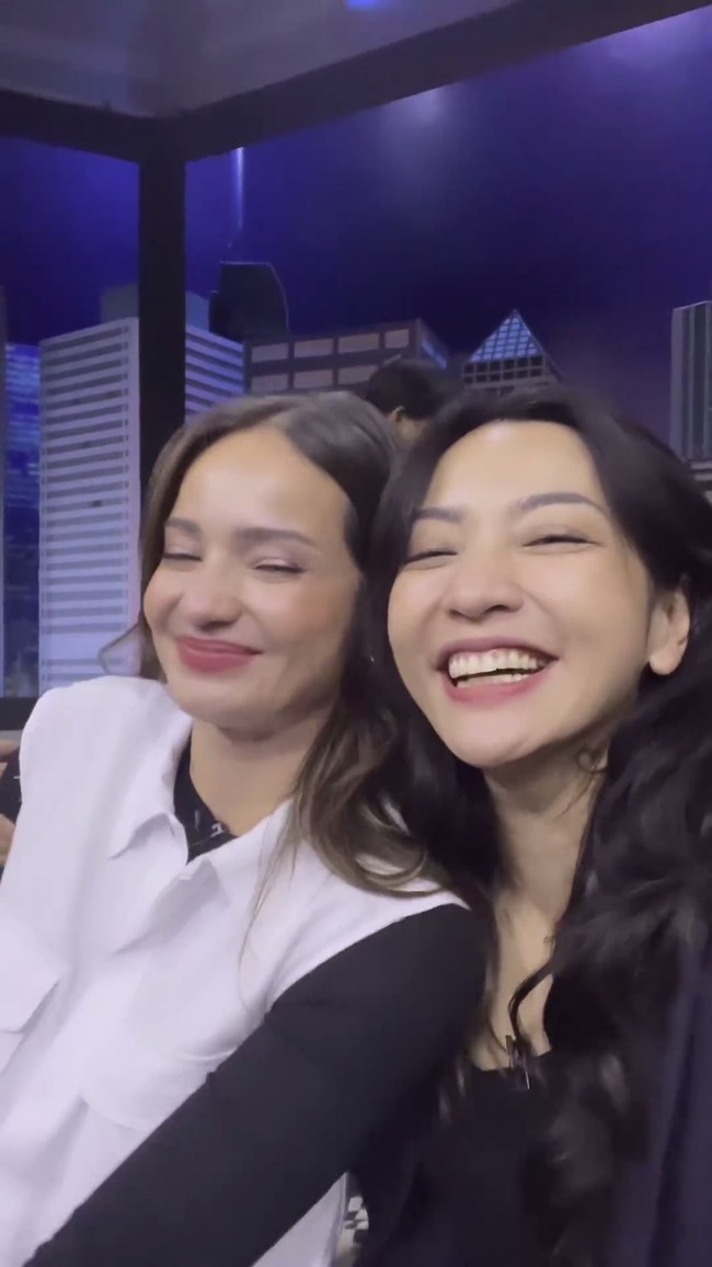 Enzy Storia berhasil membuat para sahabatnya terkejut karena kepulangannya secara diam-diam ke Indonesia. Pernah menjadi salah satu pembawa acara di Tonight Show, Enzy pun datang dan memberi kejutan bagi Vincent, Desta, dan Hesti Purwadinata. Foto: Instagram/hestipurwadinata