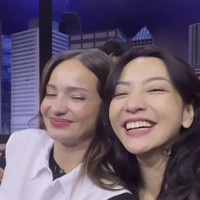 Enzy Storia berhasil membuat para sahabatnya terkejut karena kepulangannya secara diam-diam ke Indonesia. Pernah menjadi salah satu pembawa acara di Tonight Show, Enzy pun datang dan memberi kejutan bagi Vincent, Desta, dan Hesti Purwadinata. Foto: Instagram/hestipurwadinata