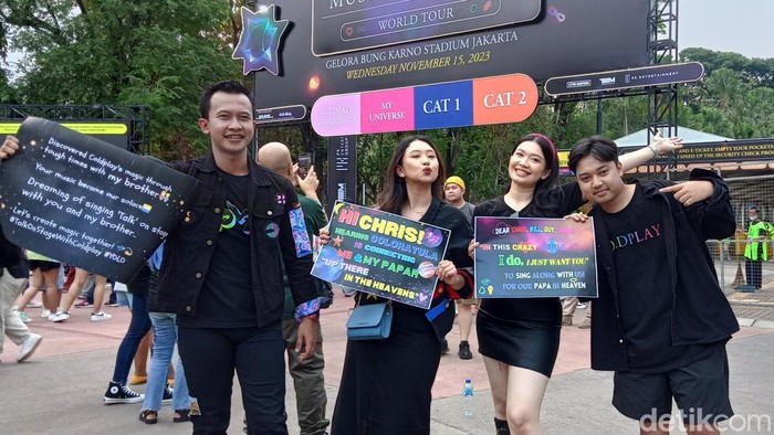 Fans Coldplay bersiap menyaksikan konser Music of the Spheres World Tour 2023 di SUGBK hari ini, Rabu (15/11/2023).