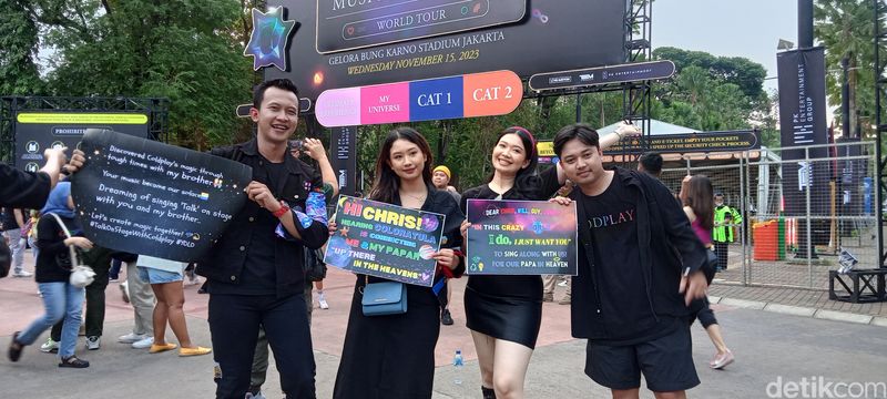 Fans Coldplay bersiap menyaksikan konser Music of the Spheres World Tour 2023 di SUGBK hari ini, Rabu (15/11/2023).