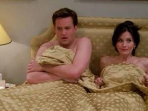 Courteney Cox Unggah Adegan Bareng Matthew Perry di Friends: Aku Rindu