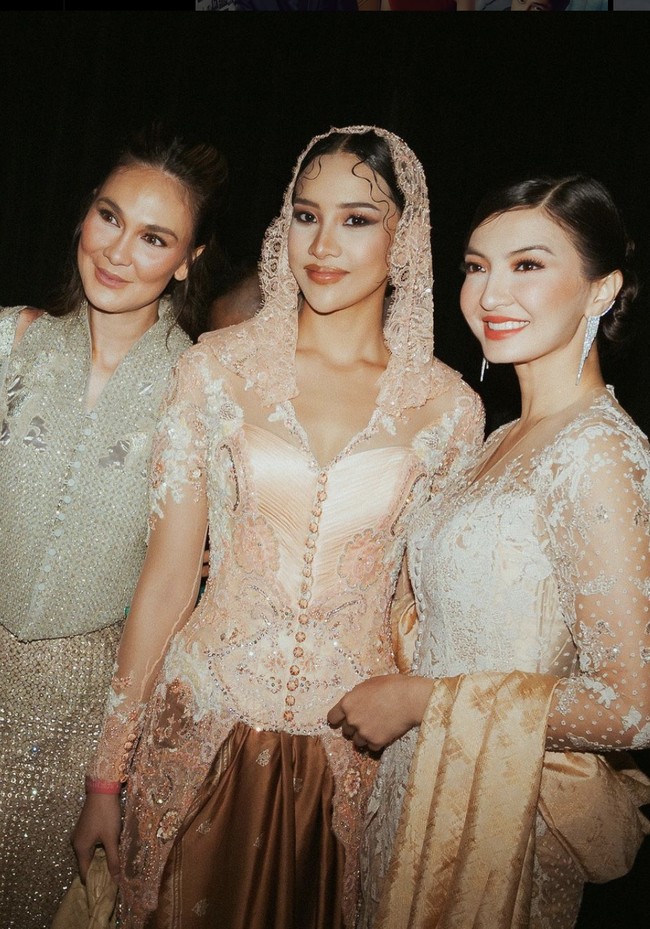 Bintang film Gampang Cuan itu juga sempat berfoto bersama Luna dan Raline Shah. Kebersamaan mereka bertiga sukses mencuri atensi netizen. (Foto: Instagram/@anyageraldine)