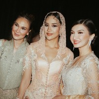 Bintang film Gampang Cuan itu juga sempat berfoto bersama Luna dan Raline Shah. Kebersamaan mereka bertiga sukses mencuri atensi netizen. (Foto: Instagram/@anyageraldine)