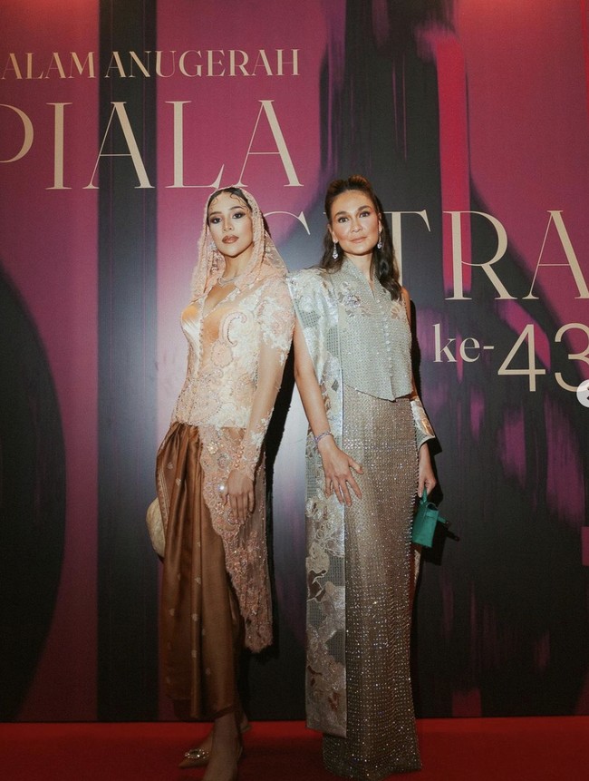 Di Instagram, Anya sempat mengunggah fotonya berpose bersama Luna Maya di FFI 2023. Gaya mereka sama-sama ditangani Hagai Pakan, stylist yang tengah naik daun berkat karyanya di serial Gadis Kretek. (Foto: Instagram/@anyageraldine)