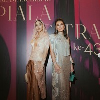 Di Instagram, Anya sempat mengunggah fotonya berpose bersama Luna Maya di FFI 2023. Gaya mereka sama-sama ditangani Hagai Pakan, stylist yang tengah naik daun berkat karyanya di serial Gadis Kretek. (Foto: Instagram/@anyageraldine)