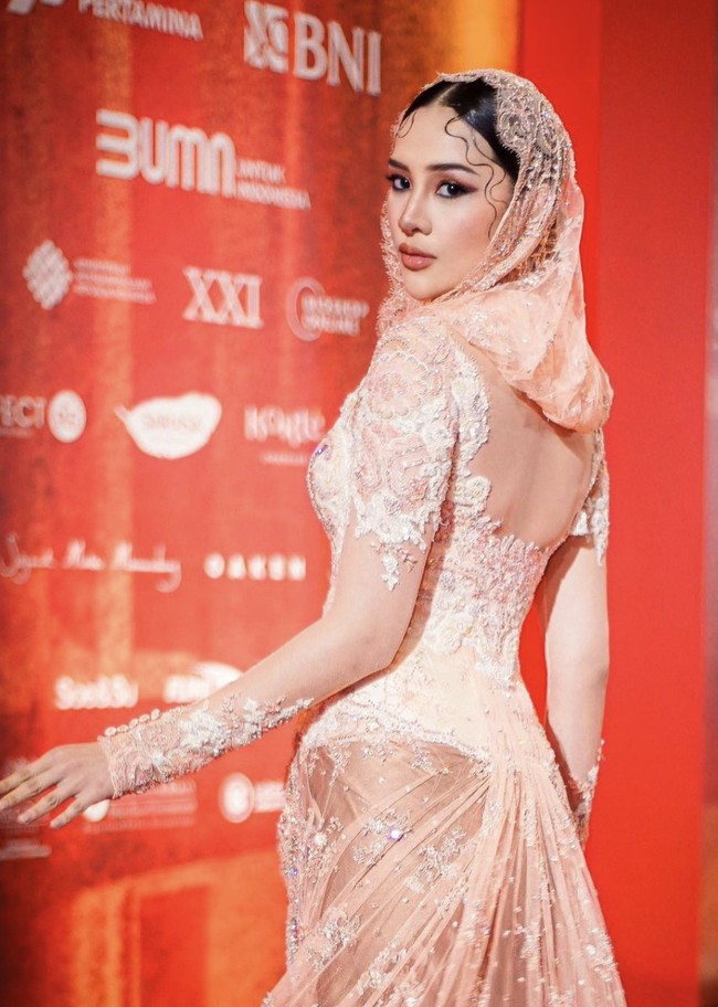 Penuh dengan sentuhan brokat dengan dominasi warna peach yang lembut, kebaya tersebut membuatnya lebih feminin. Sementara itu, siluet yang mengikuti lekuk tubuh Anya sukses mempertegas aura seksinya. (Foto: Instagram/@anyageraldine)