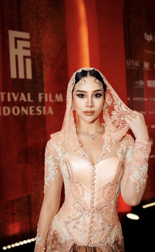 Kesan modern tetap terakomodasi berkat bagian bodice yang hadir dalam bentuk korset. Kebaya juga dilengkapi fitur semacam kerudung. (Foto: Instagram/@anyageraldine)