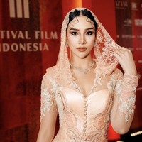 Kesan modern tetap terakomodasi berkat bagian bodice yang hadir dalam bentuk korset. Kebaya juga dilengkapi fitur semacam kerudung. (Foto: Instagram/@anyageraldine)