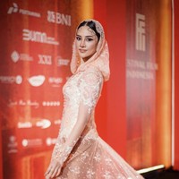 Anya Geraldine menjadi satu dari sekian banyak bintang yang menghadiri penganugerahan Piala Citra di Festival Film 2023. Gayanya pun tak kalah memukau. (Foto: Instagram/@anyageraldine)