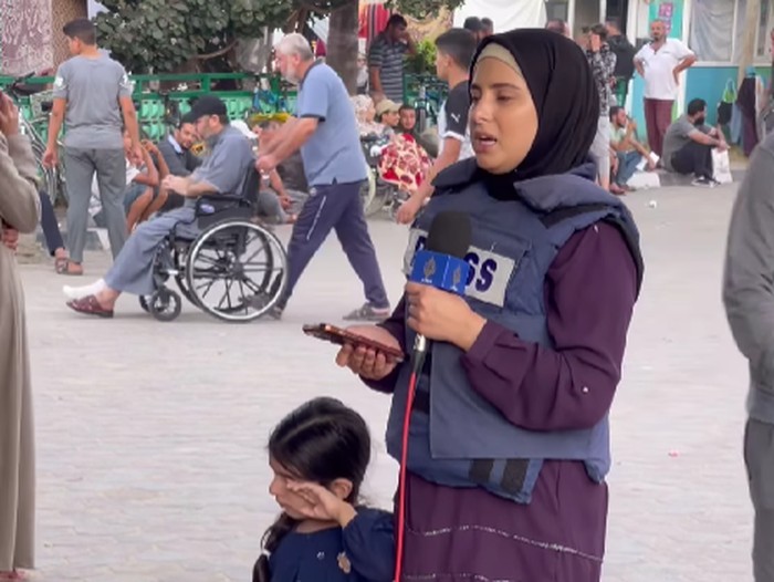 Video jurnalis, Ghalia Hamad yang meliput agresi Israel di jalur Gaza, sambil menjaga anaknya. Video tersebut langsung viral di media sosial