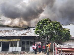 Gudang Pabrik di Cipadung Bandung Kebakaran, Asap Hitam Mengepul