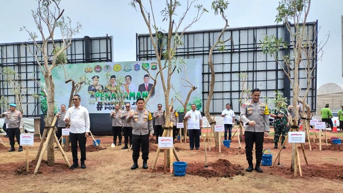 Heru Budi dan Kapolda Tanam 10 Ribu Pohon di Penjaringan Jakut