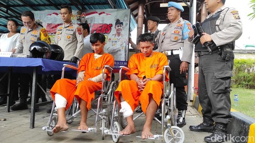 I Nengah Somi  dan I Nengah Manis, dua pelaku jambret spesialis menyasar wisman dihadirkan saat konferensi pers di Polsek Kuta, Rabu (15/11/2023). (I Wayan Sui Suadnyana/detikBali)