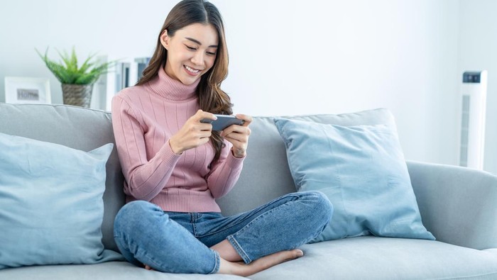 Ilustrasi wanita main handphone