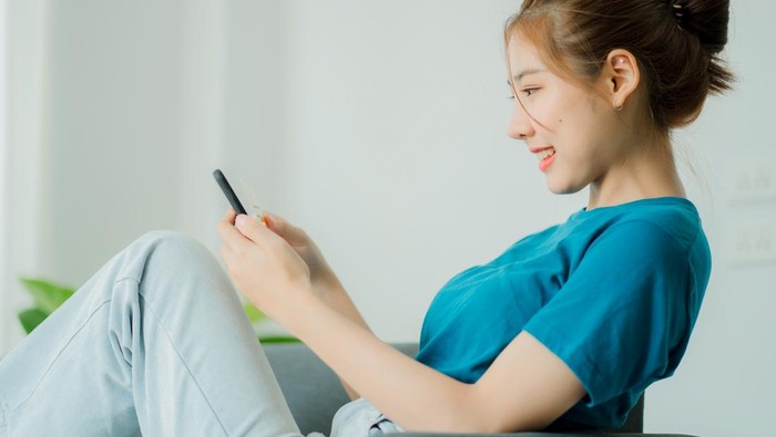 Ilustrasi wanita main handphone