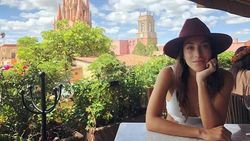 Potret Ines de Ramon, Makin Lengket dengan Brad Pitt