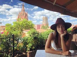 7 Foto Ines de Ramon, Wanita yang Baru Dikenalkan Brad Pitt Sebagai Pacar