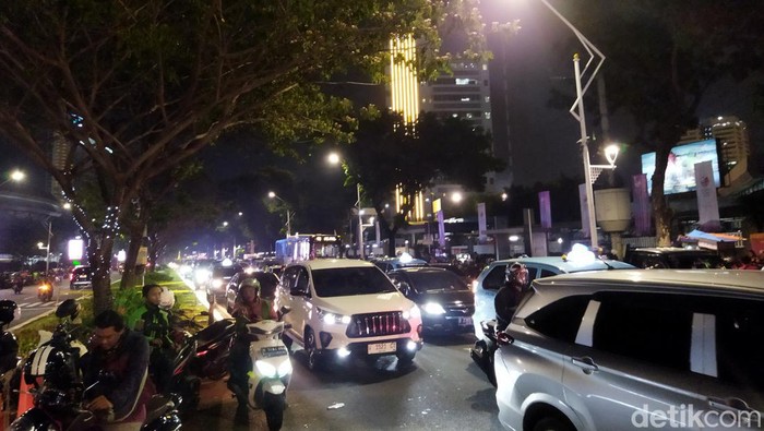 Jalan Gerbang Pemuda depan GBK macet malam ini.