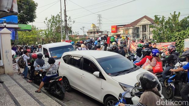 Jalan alternatif Genuk-Tlogosari macet parah imbas banjir di Jalan Muktiharjo, Genuk, Semarang, Rabu (15/11/2023).