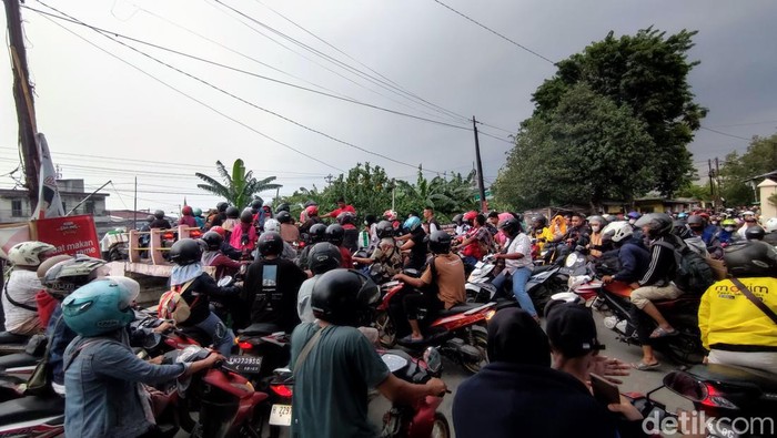 Jalan alternatif Genuk-Tlogosari macet parah imbas banjir di Jalan Muktiharjo, Genuk, Semarang, Rabu (15/11/2023).