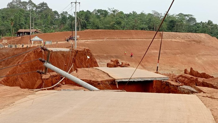 Jalan penghubung Desa Kumpay-Bendungan di Kecamatan Banjarsari, Lebak, amblas. (Foto: dok. Istimewa)