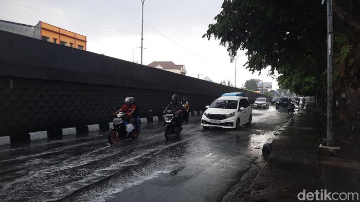 Jalan Urip Sumoharjo, Makassar, tergenang saat diguyur hujan deras.