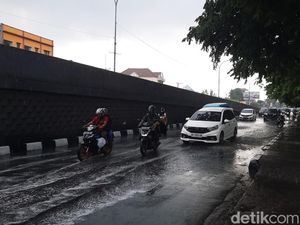 Jalan Urip Sumoharjo Makassar Tergenang Saat Diguyur Hujan Deras
