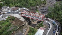 Jembatan penghubung Lumajang-Malang yang sempat terputus akibat diterjang banjir lahar hujan Gunung Semeru pada (7/7) tersebut kini sudah dapat dilintasi kendaraan. 