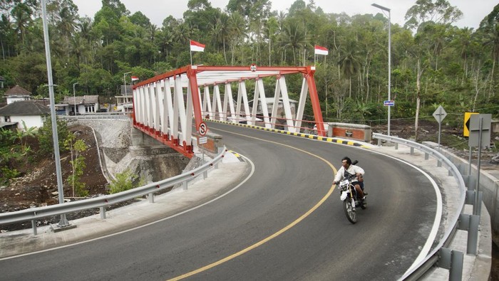 Jembatan Kali Glidik II Pengendara melintas di Jembatan Kali Glidik II, Lumajang, Jawa Timur, Rabu (15/11/2023). Jembatan penghubung Lumajang-Malang yang sempat terputus akibat diterjang banjir lahar hujan Gunung Semeru pada (7/7) tersebut kini sudah dapat dilintasi kendaraan. ANTARA FOTO/Irfan Sumanjaya/foc.