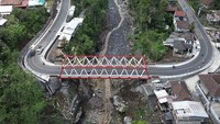 Foto udara kondisi Jembatan Kali Glidik II di Lumajang, Jawa Timur, Rabu (15/11/2023). 
