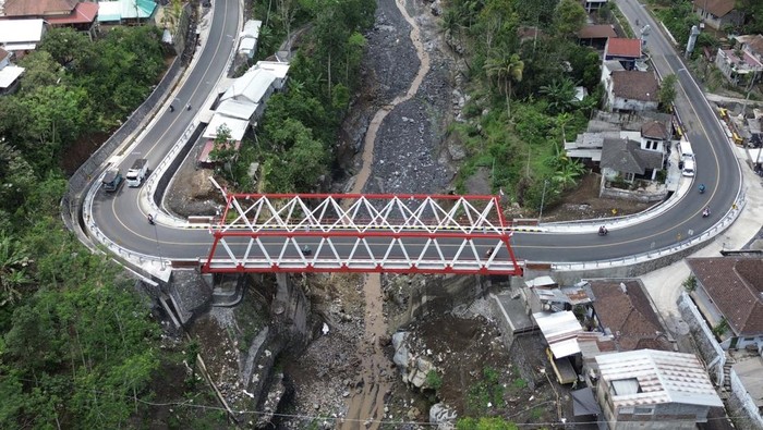 Jembatan Kali Glidik II Pengendara melintas di Jembatan Kali Glidik II, Lumajang, Jawa Timur, Rabu (15/11/2023). Jembatan penghubung Lumajang-Malang yang sempat terputus akibat diterjang banjir lahar hujan Gunung Semeru pada (7/7) tersebut kini sudah dapat dilintasi kendaraan. ANTARA FOTO/Irfan Sumanjaya/foc.