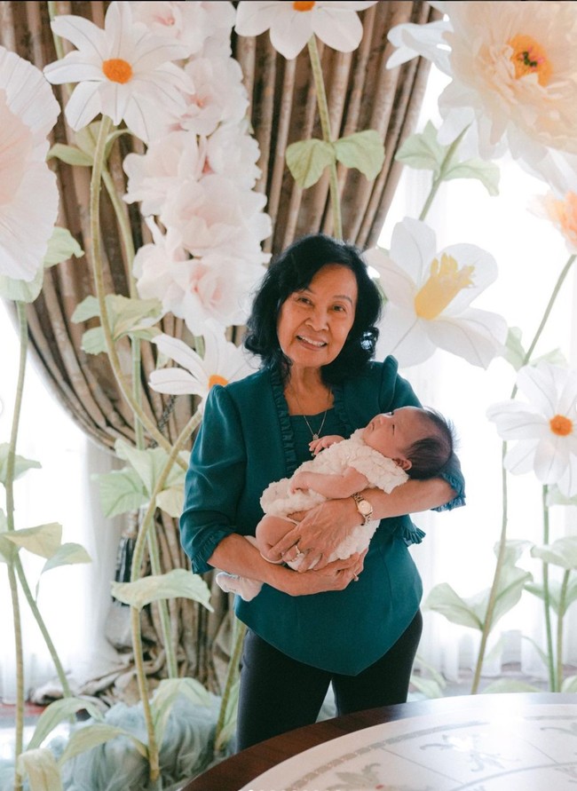 Perayaan tersebut tampak hanya dihadiri oleh pihak keluarga Jessica dan Jonathan. Dalam foto terlihat baby Julia digendong oleh nenek Jessica, Quita Andreani Wibisono. Foto: Instagram/@jessicatanoe