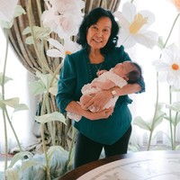 Perayaan tersebut tampak hanya dihadiri oleh pihak keluarga Jessica dan Jonathan. Dalam foto terlihat baby Julia digendong oleh nenek Jessica, Quita Andreani Wibisono. Foto: Instagram/@jessicatanoe