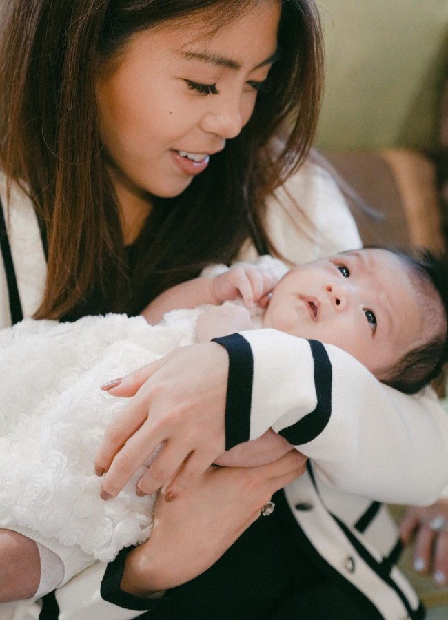 Adik Jessica sekaligus tante baby Julia, Clarissa Tanoesoedibjo juga tampak hadir. Berfoto sambil menggendong baby Julia, Clarissa terlihat cantik mengenakan sweater putih. Foto: Instagram/@jessicatanoe