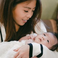 Adik Jessica sekaligus tante baby Julia, Clarissa Tanoesoedibjo juga tampak hadir. Berfoto sambil menggendong baby Julia, Clarissa terlihat cantik mengenakan sweater putih. Foto: Instagram/@jessicatanoe
