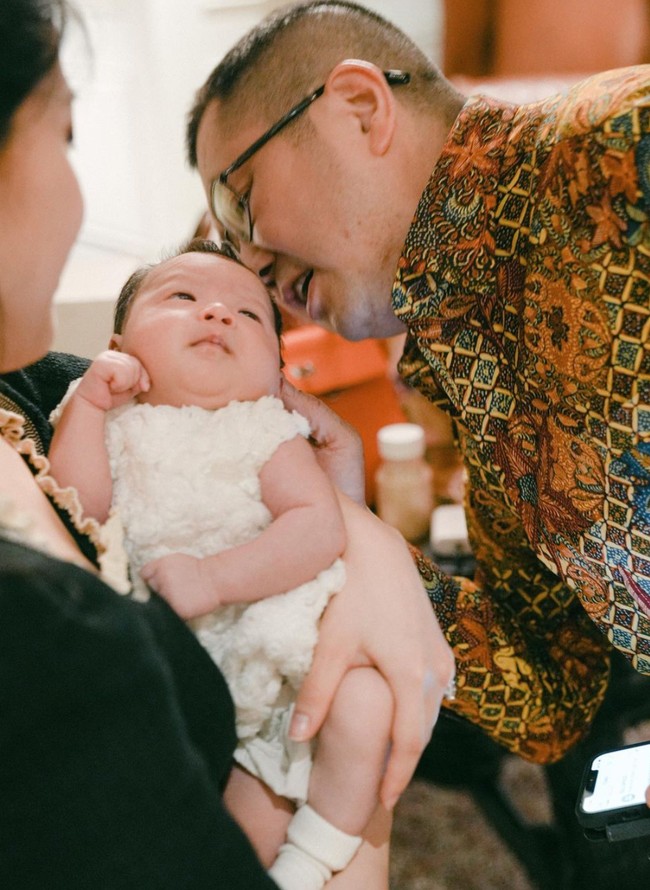 Tak ketinggalan orangtua Jessica, Hary Tanoesoedibjo juga hadir bersama sang istri, Liliana. Dalam foto terlihat Hary yang mencium cucunya. Foto: Instagram/@jessicatanoe