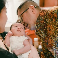 Tak ketinggalan orangtua Jessica, Hary Tanoesoedibjo juga hadir bersama sang istri, Liliana. Dalam foto terlihat Hary yang mencium cucunya. Foto: Instagram/@jessicatanoe
