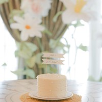 Dekorasi di acara 1 bulanan anak Jessica pun tampak amat simpel, hanya dihiasi bunga-bunga berwarna putih untuk menjadi latar belakangnya. Demikian pula dengan kue 1 bulanan sang putri yang berwarna putih, simpel namun tetap elegan dengan dihiasi taburan seperti mutiara dan tulisan ‘Julia’s 1st Month’. Foto: Instagram/@jessicatanoe