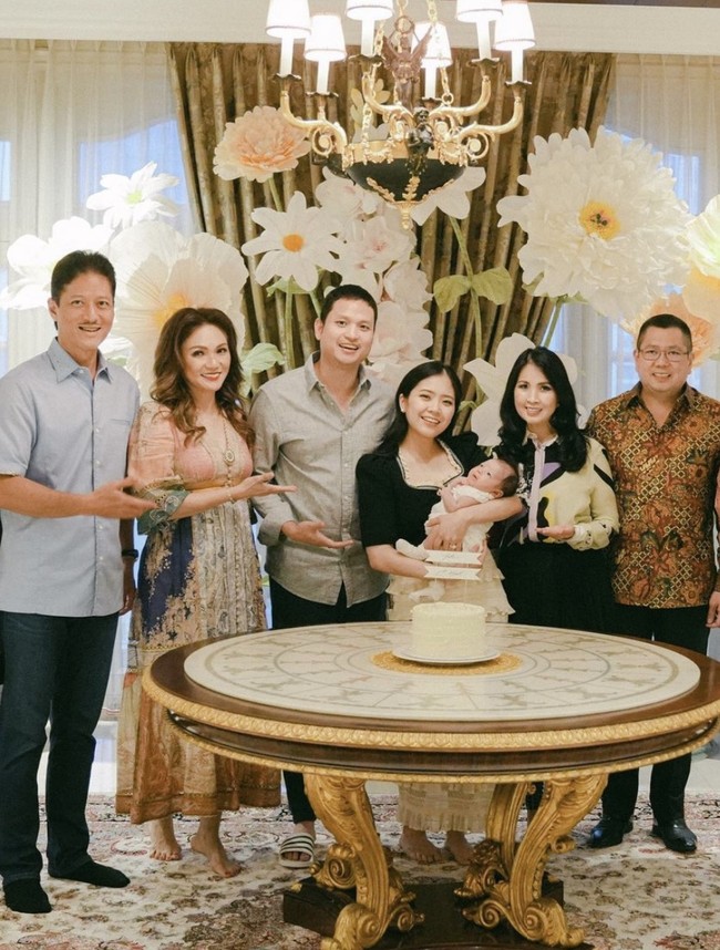 Jessica diketahui melahirkan anak pertamanya dengan Jonathan Natakusuma pada 11 Oktober 2023. Berasal dari keluarga konglomerat, sosok baby Julia pun berhasil mencuri atensi sejak dari dalam kandungan. Foto: Instagram/@jessicatanoe