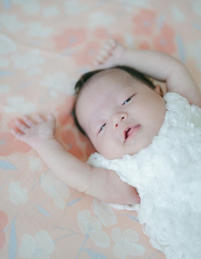 Tak terasa bayi mungil Jessica Tanoesoedibjo dan Jonathan Natakusuma, Julia, kini sudah berusia 1 bulan. Untuk merayakannya Jessica membuat perayaan sederhana di rumahnya. Foto: Instagram/@jessicatanoe