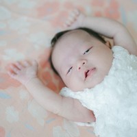 Tak terasa bayi mungil Jessica Tanoesoedibjo dan Jonathan Natakusuma, Julia, kini sudah berusia 1 bulan. Untuk merayakannya Jessica membuat perayaan sederhana di rumahnya. Foto: Instagram/@jessicatanoe