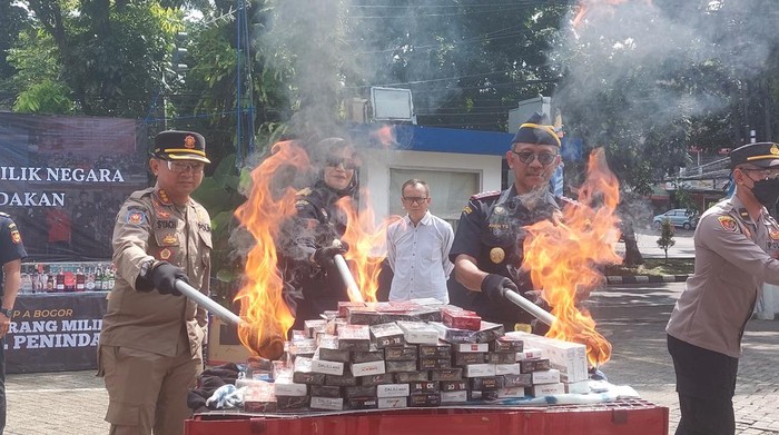 Jutaan rokok dan ribuan miras ilegal dimusnahkan di Bogor (Sholihin/detikcom)