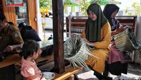 Tidak ingin kebudayaannya punah tergerus zaman, warga Desa Tritiro membangkitkan kembali kegiatan menganyam menggunakan daun lontar.  