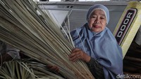 Kegiatan menganyam ini dilakukan oleh para ibu-ibu UKM Karaeng Sahapatu di bawah binaan PKK Desa Tritiro yang kini menjadi Desa BRILian.  
